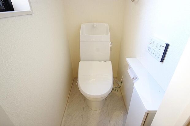 少ない水を有効に使って、汚れも効率よく洗浄します。便器は奥までふちのない掃除がしやすい形状です。