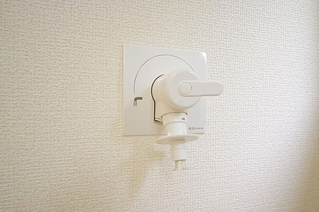 洗濯機用の給水口には蛇口ではなく、全自動洗濯機が設置できる専用の給水口が設置されております。