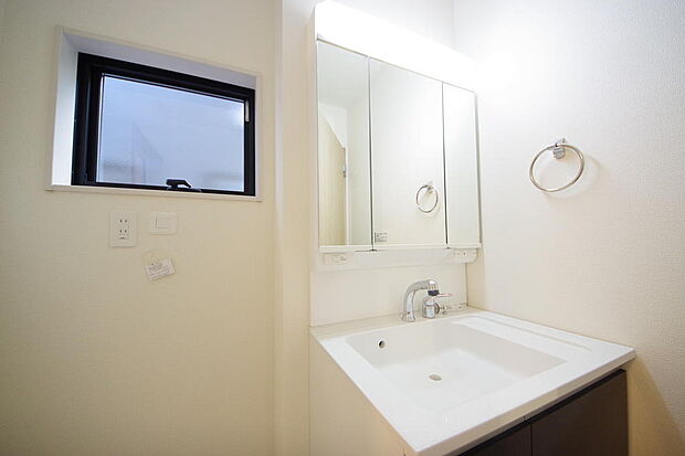 家族全員で利用するパブリックスペースとなりますので、鏡周りの収納ですっきり洗面台がご利用いただけます