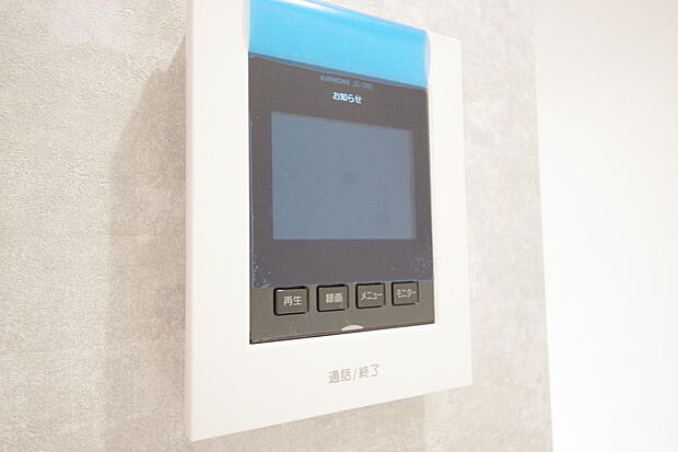 来訪者を映像と音声で確認可能なので、煩わしいセールスにも住戸内で対話可能です。