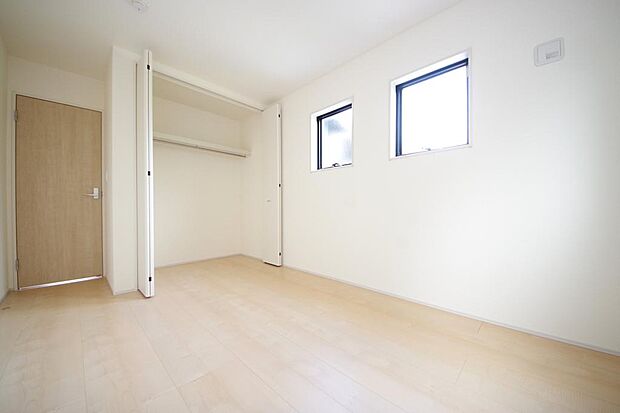 木の質感が優しい床材と豊富な収納が特徴的な、心に温かさを感じる内装です。