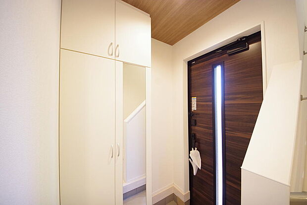 棚板が多く、沢山のの靴が収納可能。棚板は稼働可能ですのでブーツやヒールの高い靴も収納でき便利です。