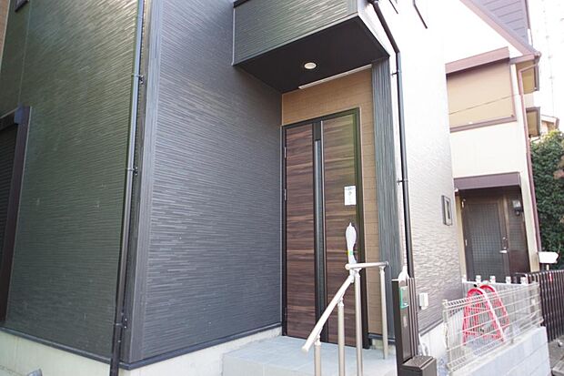 玄関はいわばその邸宅の顔です。だからこそ、迎賓のためにしつらえを細部まで施しました。