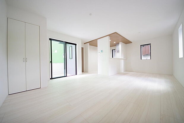 明るい陽光が差し込み開放的なリビング　ダイニングを演出し、ゆとりある空間はご満足いただけます。