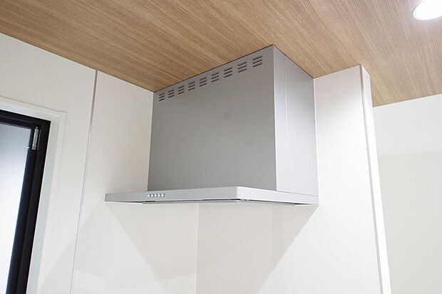 キッチン上部には、ブーツ型の照明付きのレンジフードが標準装備されております。