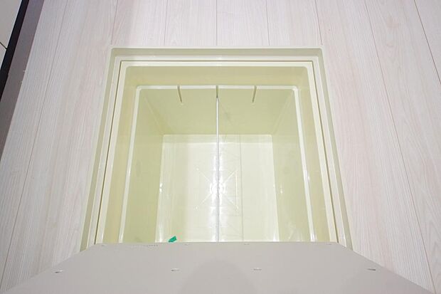 ミネラルウォーター、缶詰、非常食のストックに便利です。空間を有効に利用した収納です。