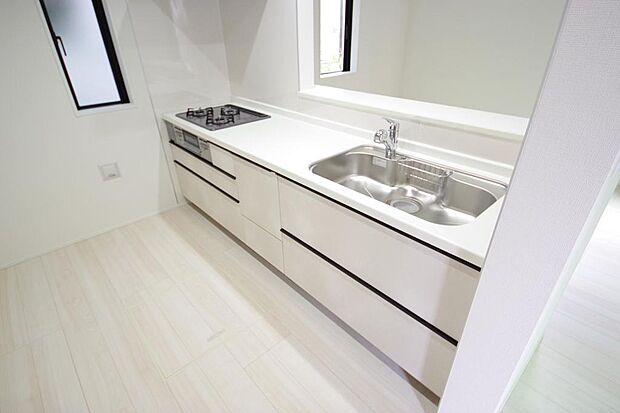 キッチンには耐久性が高く、お手入れも簡単で人工大理石トップを採用して、キッチンを優雅に演出しました。