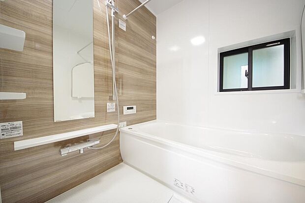 心地よい入浴タイムを追求した大きな浴槽とアクセントパネルで、より高級感が演出されます。