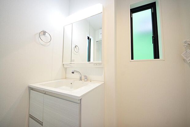 家族全員で利用するパブリックスペースとなりますので、鏡周りの収納ですっきり洗面台がご利用いただけます