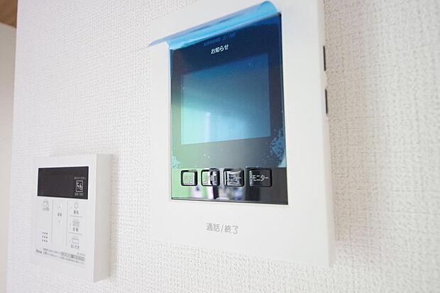 来訪者を映像と音声で確認可能なので、煩わしいセールスにも住戸内で対話可能です。