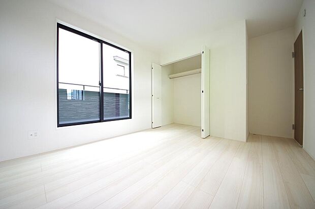 木の質感が優しい床材と豊富な収納が特徴的な、心に温かさを感じる内装です。