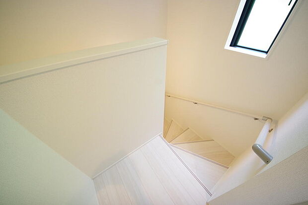 階段には手すりを標準装備することで、お子様やご高齢者の安全性にも配慮しております。