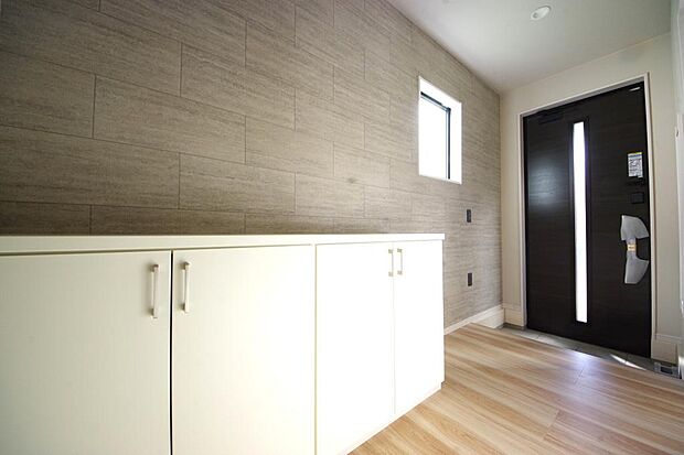 玄関を美しく整理できる収納量豊かなシューズインクロークです。高さの調整できる棚板を採用しております。