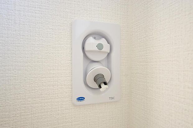 洗濯機用の給水口には蛇口ではなく、全自動洗濯機が設置できる専用の給水口が設置されております。