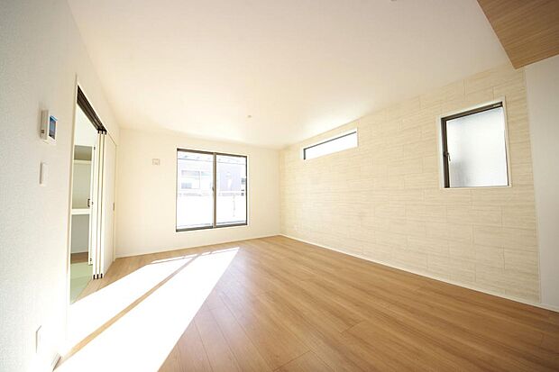 明るい陽光が差し込み開放的なリビング　ダイニングを演出し、ゆとりある空間はご満足いただけます。