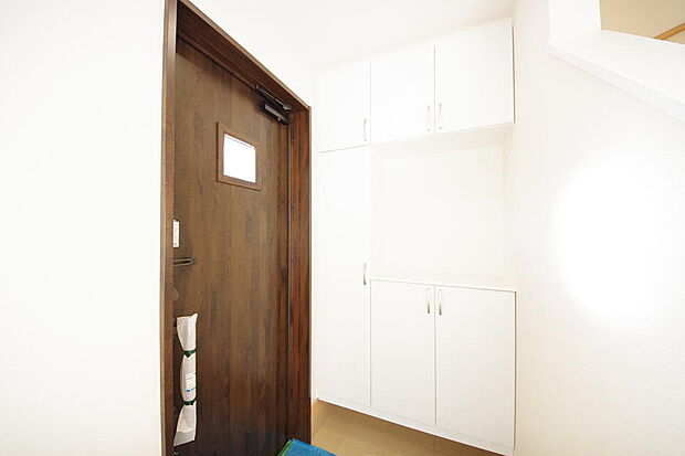 棚板が多く、沢山のの靴が収納可能。棚板は稼働可能ですのでブーツやヒールの高い靴も収納でき便利です。