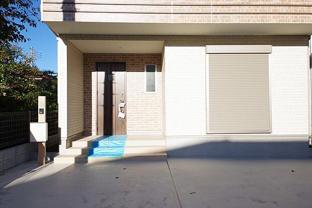 玄関はいわばその邸宅の顔です。だからこそ、迎賓のためにしつらえを細部まで施しました。