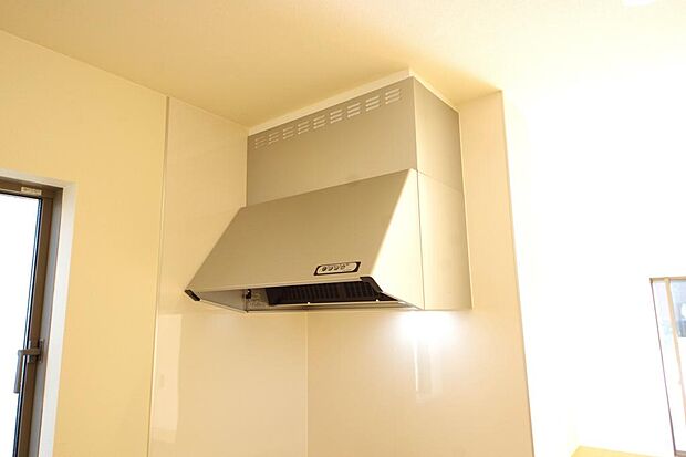キッチン上部には、ブーツ型の照明付きのレンジフードが標準装備されております。