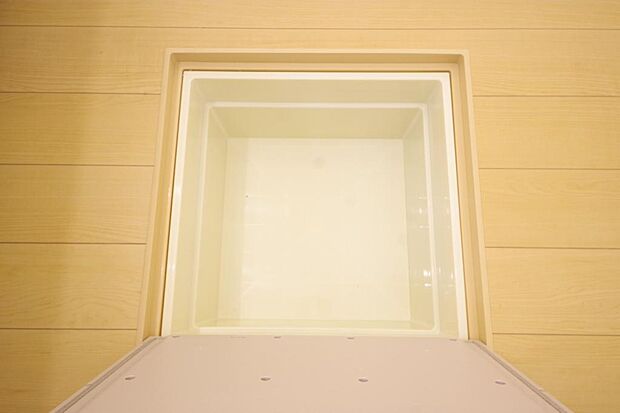 ミネラルウォーター、缶詰、非常食のストックに便利です。空間を有効に利用した収納です。