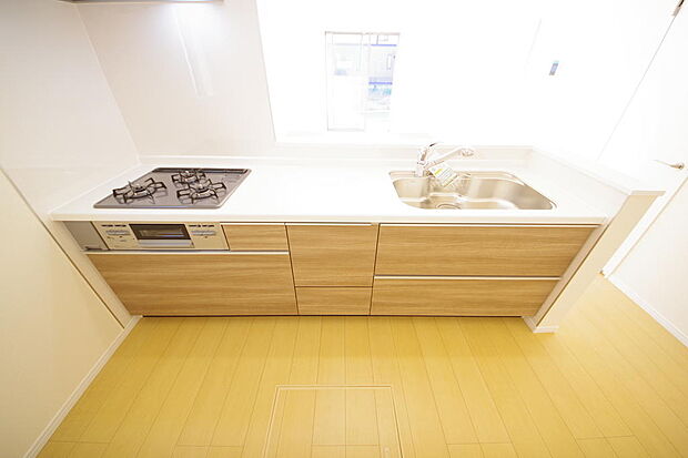 キッチンには耐久性が高く、お手入れも簡単で人工大理石トップを採用して、キッチンを優雅に演出しました。