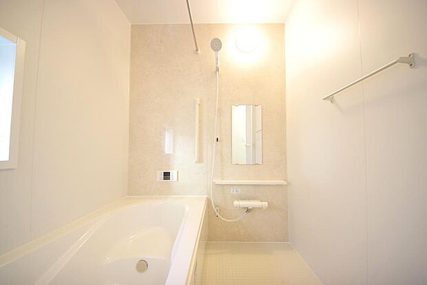 心地よい入浴タイムを追求した大きな浴槽とアクセントパネルで、より高級感が演出されます。