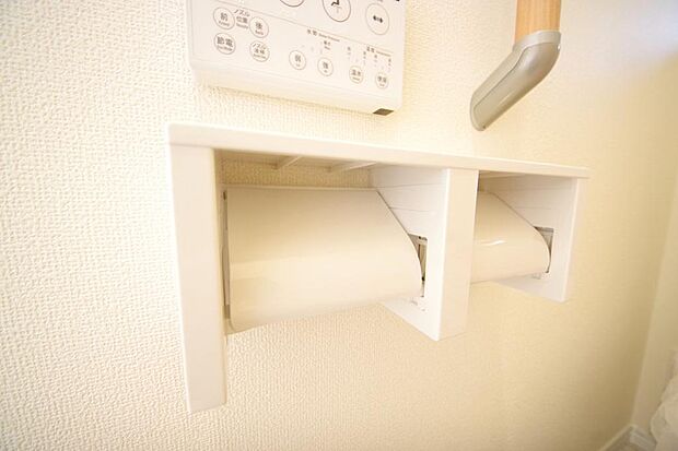 トイレ内のペーパーホルダーは、しっかりとした押さえ付き横型ダブルホルダーが標準装備されています。