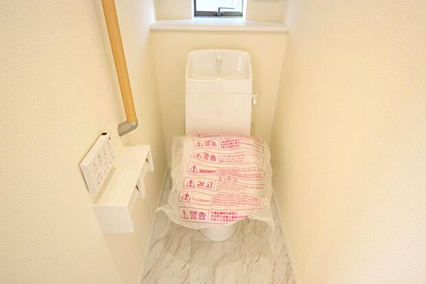 少ない水を有効に使って、汚れも効率よく洗浄します。便器は奥までふちのない掃除がしやすい形状です。