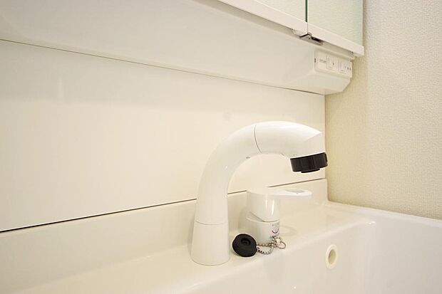 洗面台の給水口はホースが伸びるので朝シャン出来ます。シングルレバーでお湯の温度も楽々調整出来ます。