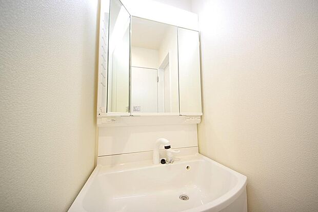 家族全員で利用するパブリックスペースとなりますので、鏡周りの収納ですっきり洗面台がご利用いただけます