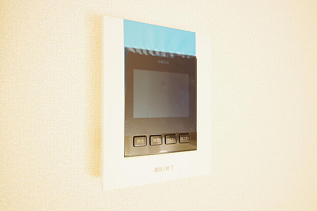 来訪者を映像と音声で確認可能なので、煩わしいセールスにも住戸内で対話可能です。