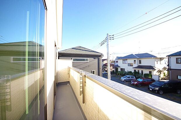 陽光あふれるバルコニーは、たくさんの光を浴びることができるのでお洗濯物やお布団もしっかり干せます。
