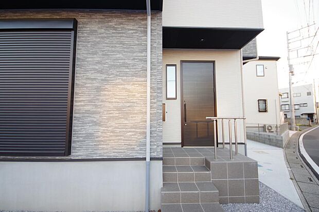 玄関はいわばその邸宅の顔です。だからこそ、迎賓のためにしつらえを細部まで施しました。