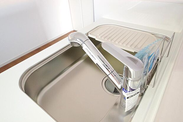 キッチンの水栓はホースが伸びますので、大きな鍋も楽に洗う事が出来ます。浄水器もビルトインです。