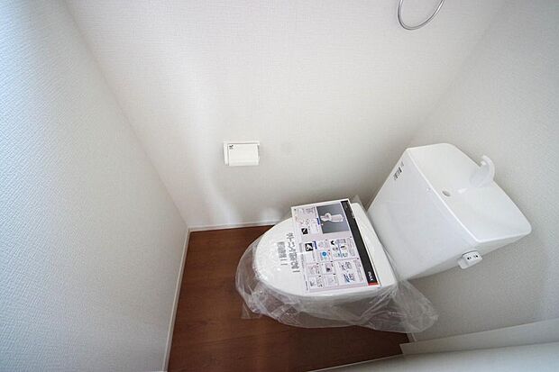 少ない水を有効に使って、汚れも効率よく洗浄します。便器は奥までふちのない掃除がしやすい形状です。