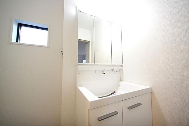 家族全員で利用するパブリックスペースとなりますので、鏡周りの収納ですっきり洗面台がご利用いただけます