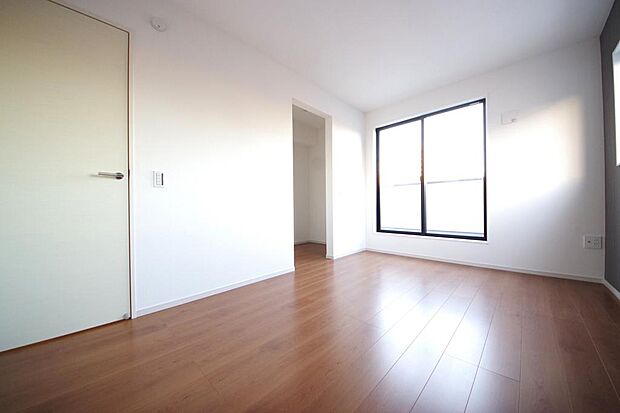 木の質感が優しい床材と豊富な収納が特徴的な、心に温かさを感じる内装です。