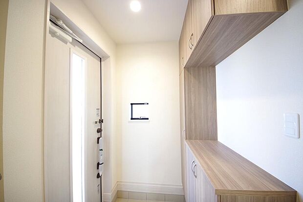 棚板が多く、沢山のの靴が収納可能。棚板は稼働可能ですのでブーツやヒールの高い靴も収納でき便利です。