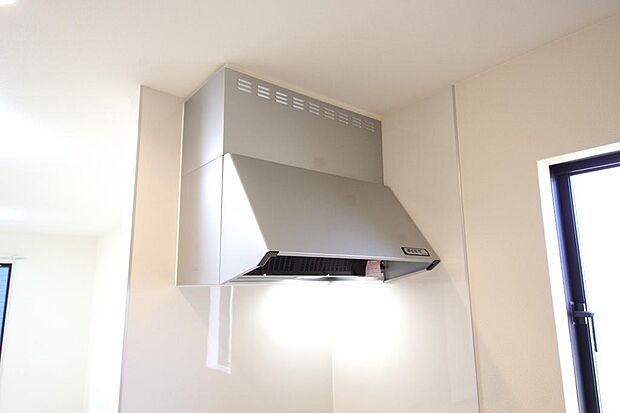 キッチン上部には、スッキリとしたスリム型レンジフードが標準装備されております。