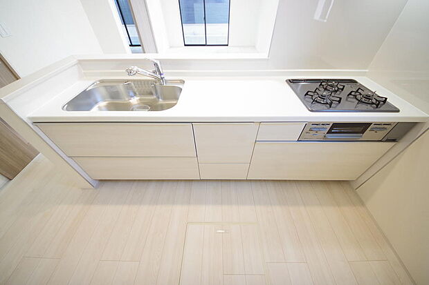 キッチンには耐久性が高く、お手入れも簡単で人工大理石トップを採用して、キッチンを優雅に演出しました。