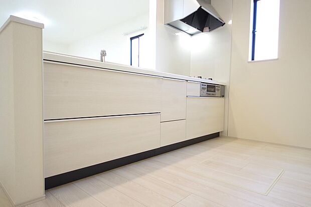 リビング　ダイニング全体が見渡せるキッチンは、リビングのお子様の様子を見守りながら家事ができます。