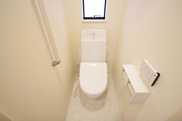 少ない水を有効に使って、汚れも効率よく洗浄します。便器は奥までふちのない掃除がしやすい形状です。