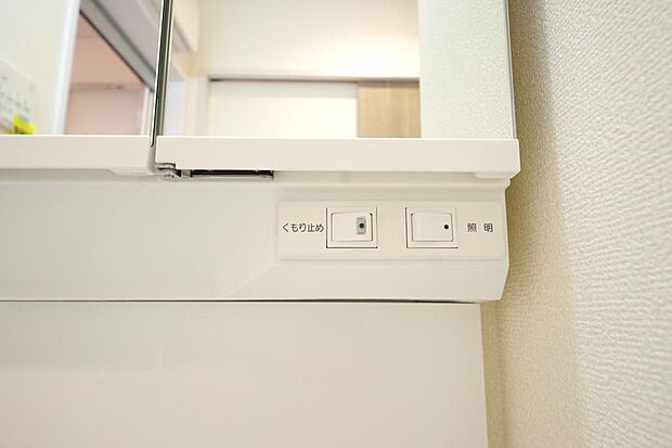 洗面台には、照明とコンセントが標準装備されております。コンセントの容量は1300Wまで大丈夫です。