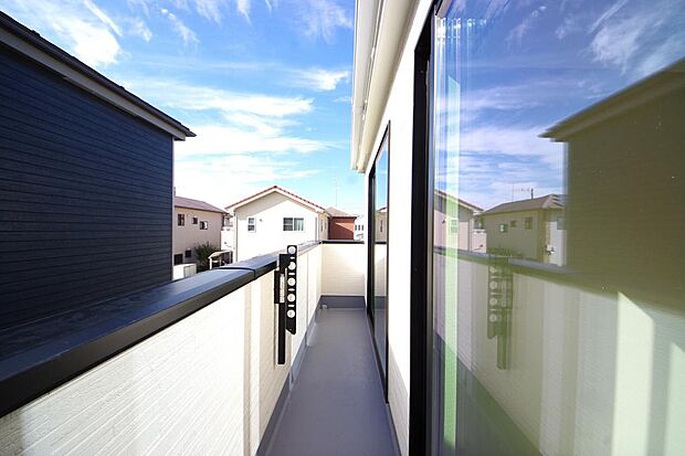 陽光あふれるバルコニーは、たくさんの光を浴びることができるのでお洗濯物やお布団もしっかり干せます。