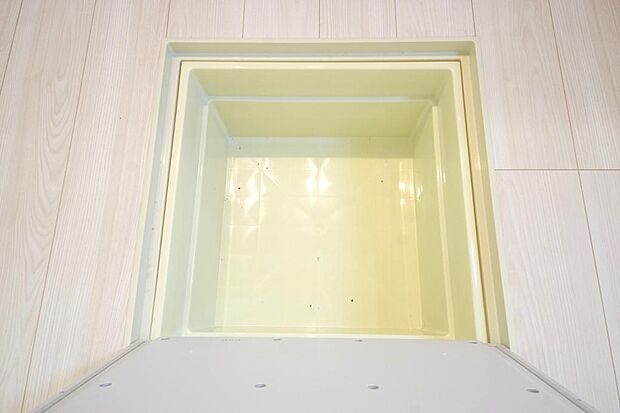 ミネラルウォーター、缶詰、非常食のストックに便利です。空間を有効に利用した収納です。