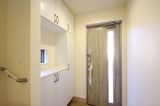 棚板が多く、沢山のの靴が収納可能。棚板は稼働可能ですのでブーツやヒールの高い靴も収納でき便利です。