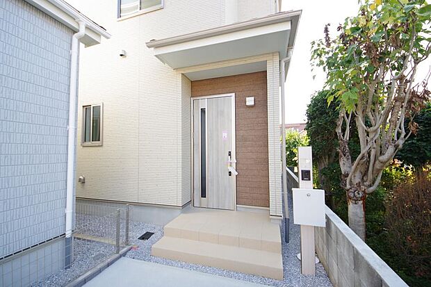 玄関はいわばその邸宅の顔です。だからこそ、迎賓のためにしつらえを細部まで施しました。