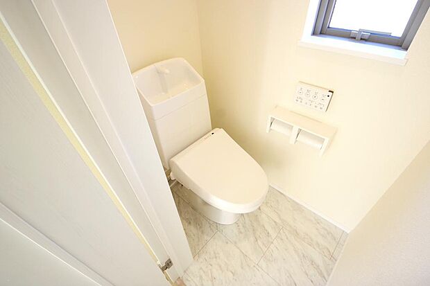 少ない水を有効に使って、汚れも効率よく洗浄します。便器は奥までふちのない掃除がしやすい形状です。