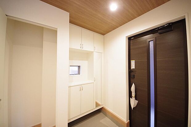 棚板が多く、沢山のの靴が収納可能。棚板は稼働可能ですのでブーツやヒールの高い靴も収納でき便利です。