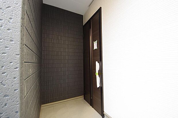 玄関はいわばその邸宅の顔です。だからこそ、迎賓のためにしつらえを細部まで施しました。