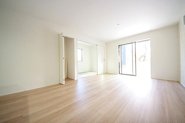 明るい陽光が差し込み開放的なリビング　ダイニングを演出し、ゆとりある空間はご満足いただけます。